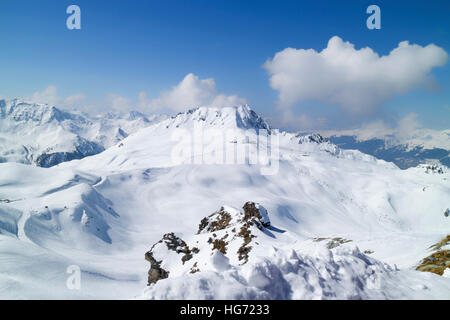 Alpen Winterpanorama mit Skipisten, Lifte am bewölkten Tag, Paradiski, Plagne Resort, Frankreich hoch Stockfoto