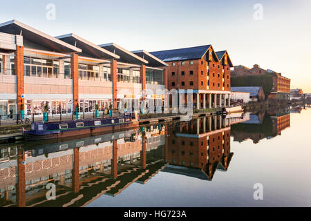 Am Abend Sonnenlicht auf Gloucester Quays Outlet Einkaufszentrum neben dem Gloucester Schärfe Kanal, Gloucester Docks UK Stockfoto