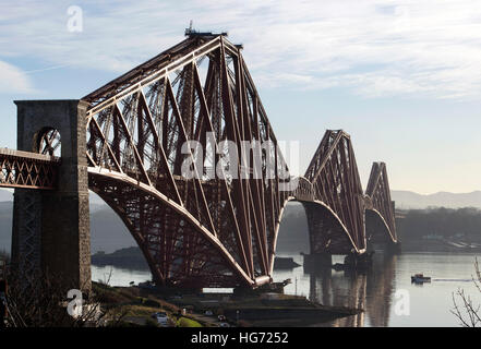 Die Forth Rail Bridge gesehen vom Dorf von North Queensferry Blick nach Süden über den Firth of Forth. Stockfoto