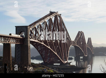 Die Forth Rail Bridge gesehen vom Dorf von North Queensferry Blick nach Süden über den Firth of Forth. Stockfoto