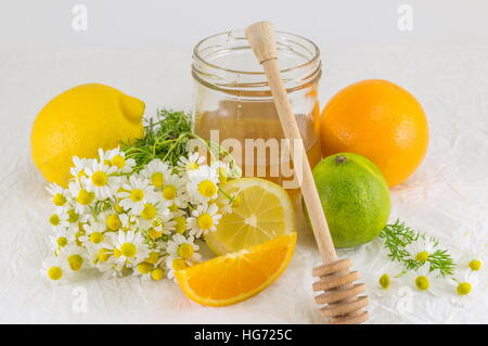 Jer Honig mit Zitrone, Limette und Kamille auf weiß Stockfoto