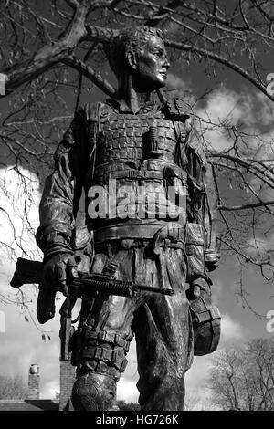 Bronze-Denkmal für die Irish Guards Windsor Stadt, Royal Berkshire County, England, UK Stockfoto