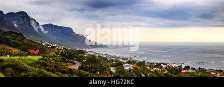Panoramablick über Camps Bay in Kapstadt, Südafrika Stockfoto