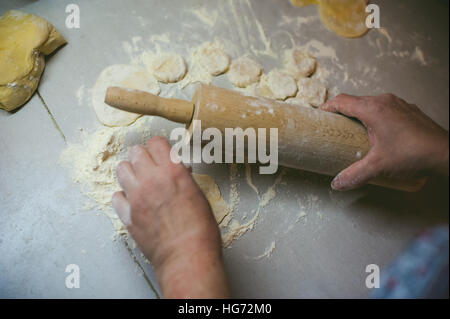 die Hand modellieren Knödel zu Hause in der Küche. Stift in der hand Rollen Rollen Teig Stockfoto