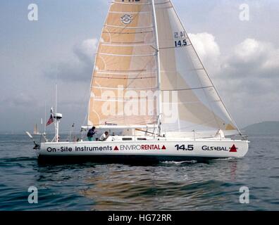 AJAXNETPHOTO. 7. JUNI 1992. PLYMOUTH, ENGLAND. -EUROPA 1-STERN - SINGLE HANDED TRANSATLANTIC RACE - ED SISK DER USA SKIPPER 50FT SEGELYACHT GLOBALE WARNUNG HIER AM START ZU SEHEN.   FOTO: JONATHAN EASTLAND/AJAX REF: 920706 4 7 Stockfoto