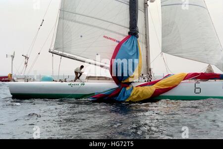 AJAXNETPHOTO. 7. JUNI 1992. PLYMOUTH, ENGLAND. -EUROPA 1-STERN - SINGLE HANDED TRANSATLANTIC RACE - ITALIENER VITTORIO MALINGRI MIT 60FT MONOHULL MOANA 60 SKIPPER.  FOTO: JONATHAN EASTLAND/AJAX REF: 920706 2 36A Stockfoto