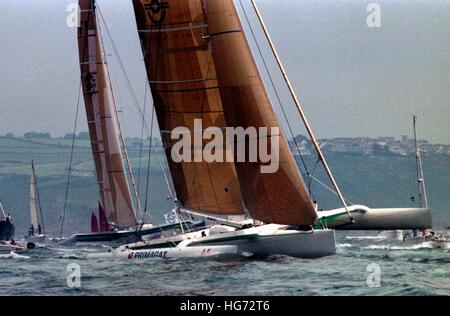 AJAXNETPHOTO. 7. JUNI 1992. PLYMOUTH, ENGLAND. -EUROPA 1 STAR - EINZELNE ÜBERGEBEN TRANSATLANTISCHEN RENNEN - TRIMARAN PRIMAGAZ (LAURENT TREND) (FRA) AM START.   FOTO: JONATHAN EASTLAND/AJAX REF: 920706 6 24A Stockfoto