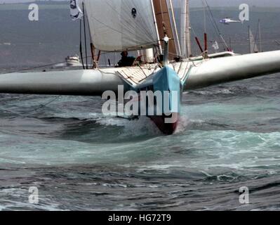 AJAXNETPHOTO. 7. JUNI 1992. PLYMOUTH, ENGLAND. -EUROPA 1 STAR - SINGLE HANDED TRANSATLANTIC RACE - FRANZÖSISCHER SEGLER HERVE LAURENT SKIPPER TRIMARAN NAHM NAHM.   FOTO: JONATHAN EASTLAND/AJAX REF: 920706 6 21A Stockfoto