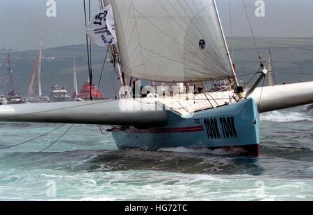 AJAXNETPHOTO. 7. JUNI 1992. PLYMOUTH, ENGLAND. -EUROPA 1 STAR - SINGLE HANDED TRANSATLANTIC RACE - FRANZÖSISCHER SEGLER HERVE LAURENT SKIPPER TRIMARAN NAHM NAHM.   FOTO: JONATHAN EASTLAND/AJAX REF: 920706 6 23A Stockfoto