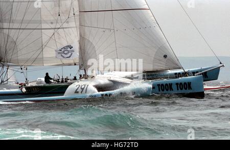 AJAXNETPHOTO. 7. JUNI 1992. PLYMOUTH, ENGLAND. -EUROPA 1 STAR - SINGLE HANDED TRANSATLANTIC RACE - FRANZÖSISCHER SEGLER HERVE LAURENT SKIPPER TRIMARAN NAHM NAHM.   FOTO: JONATHAN EASTLAND/AJAX REF: 920706 6 28A Stockfoto