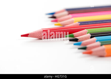 Buntstifte in natürlichem Licht auf dem Tisch angeordnet Stockfoto