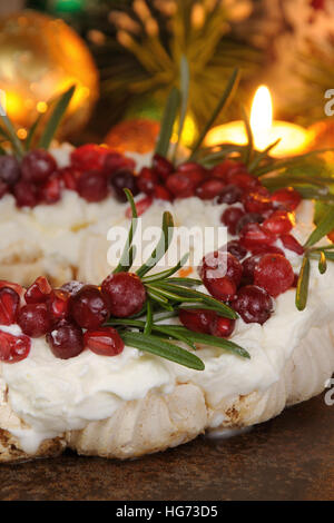 Weihnachtskranz machte der Meringue mit Rahm, Granatapfel, Cranberry, Rosmarin closeup Stockfoto