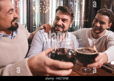 Positiven männlichen Freunden Spaß haben Stockfoto