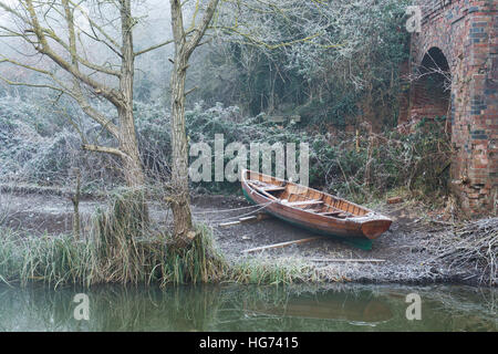 Holz Ruderboot am Oxford-Kanal auf einem frostigen Nebel Dezembermorgen.  Oxfordshire, England Stockfoto