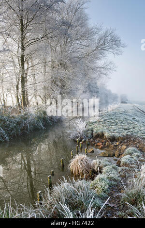 Oxford-Kanal auf einem frostigen Nebel Dezembermorgen. Somerton, Nord Oxfordshire, England Stockfoto