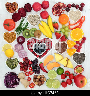 Altsteinzeit Ernährung Essen von frischem Obst und Gemüse, Nüssen und Samen auf notleidende weiße Holz Hintergrund. Stockfoto