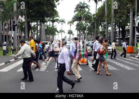 Menschen überqueren die stark befahrene Straße in Port Louis Stockfoto