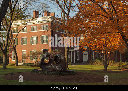 Campus der Harvard Universität an einem Herbstmorgen. Statue von Henry Moore berechtigt, vier Stück liegende Figur außerhalb der Lamont Bibliothek. Stockfoto