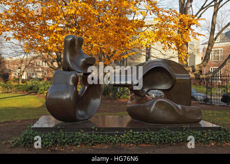 Campus der Harvard Universität an einem Herbstmorgen. Statue von Henry Moore berechtigt, vier Stück liegende Figur außerhalb der Lamont Bibliothek. Stockfoto