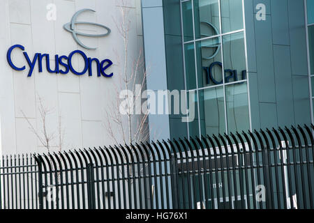 Ein Logo Zeichen außerhalb eines CyrusOne-Rechenzentrums in Sterling, Virginia am 31. Dezember 2016. Stockfoto