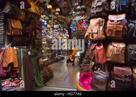 Arabische traditionelle touristische Souvenirs stall Basar in Gasse von Granada, Andalusien, Spanien. Stockfoto