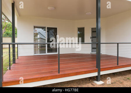 Neue Holz-Deck auf zeitgenössischen Stil zu Hause Stockfoto
