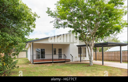 Neue zeitgenössische Arthaus mit Carport, Bäume und Garten Stockfoto