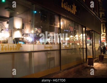 Hull UK Stadtkultur, Trinity House Lane, Kingston upon Hull - Telstar Karaoke-Bar in der Nacht Stockfoto