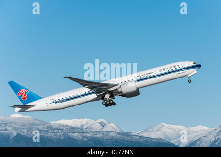 China Southern Boeing 777 in der Luft nach dem Start vom Vancouver International Airport. Stockfoto