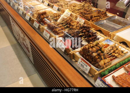 Einem Yakitori-Schalter am Bahnhof Shinjuku in Tokio, Japan Stockfoto