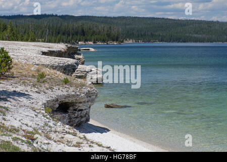 Klippen am Yellowstone Lake, West Thumb Geyser Basin, Yellowstone-Nationalpark Stockfoto