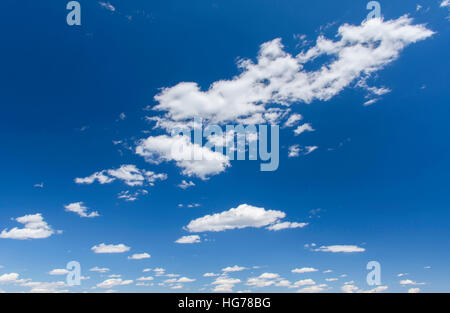 Ein leerer blauer Himmel mit Wolken. Stockfoto