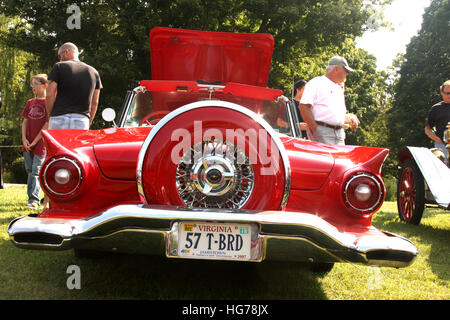 Retro / Vintage / alte / antike Auto. Ansicht der Rückseite, mit Reserverad. Stockfoto