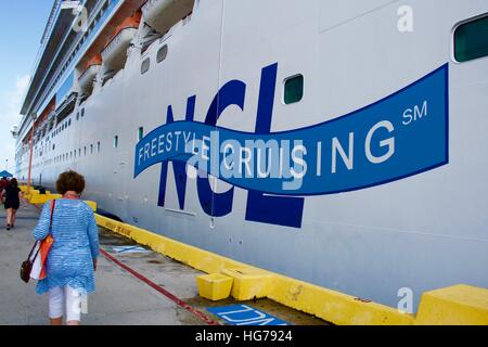 Norwegian Cruise Lines (NCL) Freestyle Cruising Seite des Bootes am dock Stockfoto