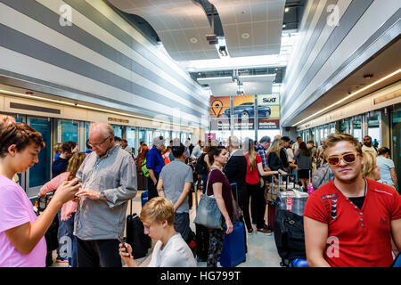 Miami Florida, Miami International Airport, MIA Mover, Automated People Mover, Plattform, Menschenmenge, Passagiere Fahrer, Gepäck, warten, stehen, f Stockfoto