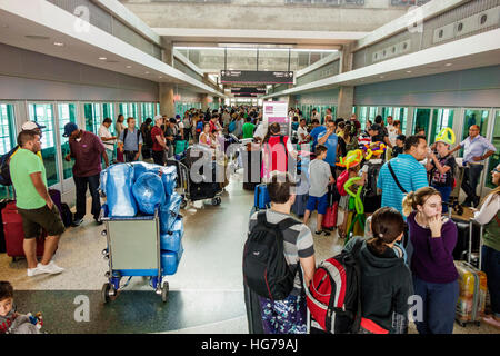 Miami Florida, Miami International Airport, MIA Mover, Automated People Mover, Plattform, Menschenmenge, Passagiere Fahrer, Gepäck, warten, stehen, f Stockfoto