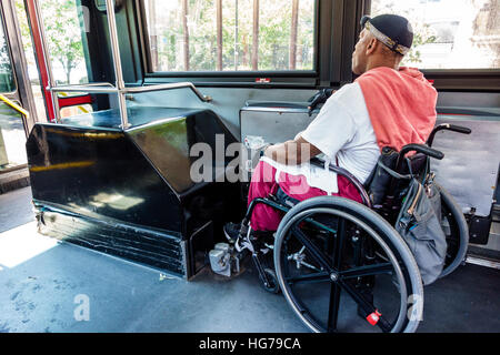 New York City, NY NYC, Roosevelt Island, MTA öffentlicher Bus, Schwarze Schwarze Afrikaner ethnische Minderheit, Erwachsene, Erwachsene, Männer männlich, Rollstuhl, behindert, Fahrer Stockfoto