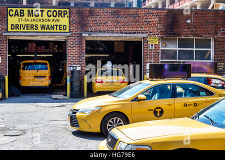 New York City, NY NYC Queens, Long Island City, Cab Management Corporation, Taxi, Garage, Hof, Reparatur, Mechaniker-Shop, Fahrer wollten, Schild, gelb, Taxi, Jobs, NY16 Stockfoto