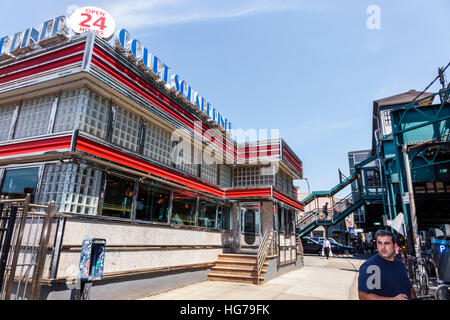 New York City, NY NYC Queens, Long Island City, Court Square Diner, Retro, Glaswandblock, Backstein, Restaurant Restaurants Essen Essen Essen Essen Café Cafés, Abendessen, geöffnet Stockfoto