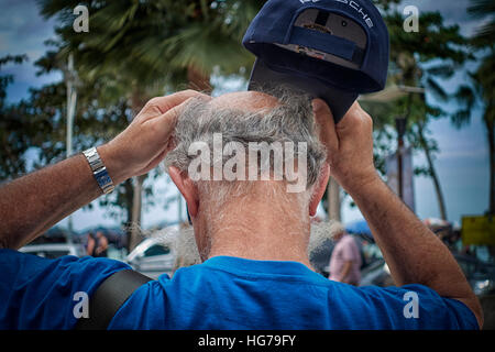 Rückansicht eines älteren Mann, der eine Baseballmütze trägt Stockfoto