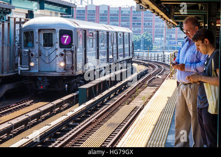 New York City, NY NYC Queens, Long Island City, U-Bahn, MTA, Court Square, Bahnhof, Bahnsteig, 7-Linien-Zug, Erwachsene, Erwachsene, Männer, Männer, Frauen, Checki Stockfoto