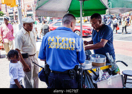 New York City, NY NYC Manhattan, Harlem, 125 Street, MLK Boulevard, Street Food Vendor, Cart, Schwarzer Erwachsener, Erwachsene, Mann Männer, Mädchen, Junge, weibliches Kind Stockfoto