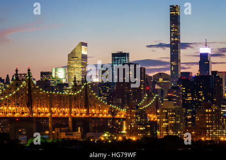 New York City, NY NYC Queens, Long Island City, Aussicht, Skyline von Manhattan, Gebäude, Ed Koch Queensboro Bridge, Dämmerung, Nacht, NY160723103 Stockfoto
