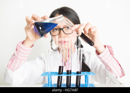 Junge asiatische Studentin in mikrobiologischen Klasse. Forschung im wissenschaftlichen Labor. Stockfoto