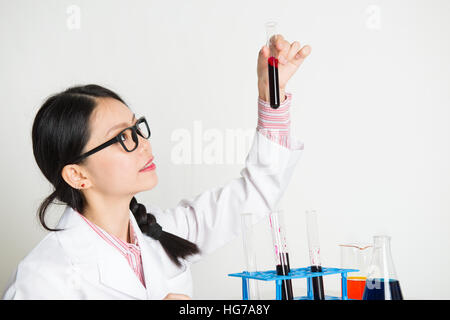 Porträt der jungen Frau Wissenschaftler machen Experiment im Labor mit Chemieflüssigkeit. Stockfoto