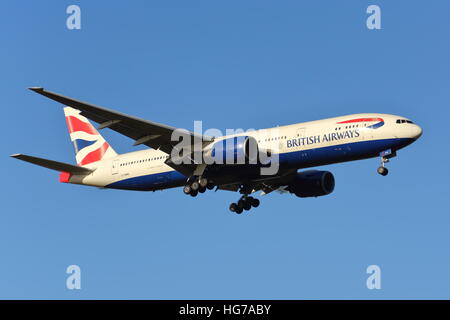 British Airways Boeing 777-200(ER) G-YMMI landet auf dem Flughafen Heathrow, London, UK Stockfoto