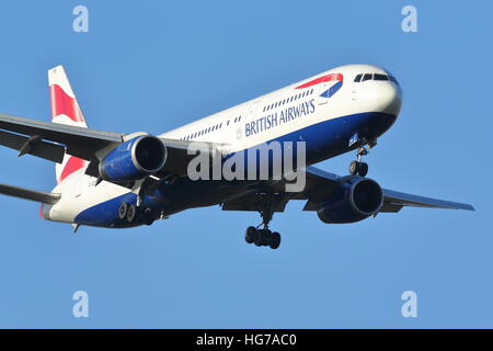 British Airways Boeing 767-300 G-BZHB landet auf dem Flughafen London Heathrow, Vereinigtes Königreich Stockfoto