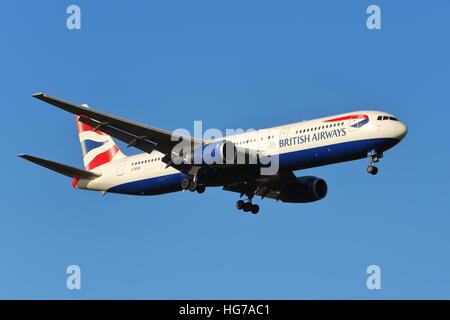 British Airways Boeing 767-300 G-BZHB landet auf dem Flughafen London Heathrow, Vereinigtes Königreich Stockfoto