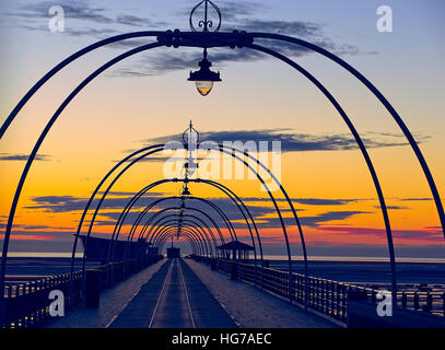 Der Pier bei Sonnenuntergang, Southport, Merseyside, Lancashire, England, UK. Stockfoto