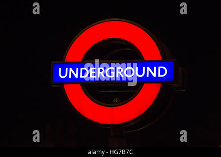 London underground Rondell Rohr Leuchtreklame in der Nacht Stockfoto